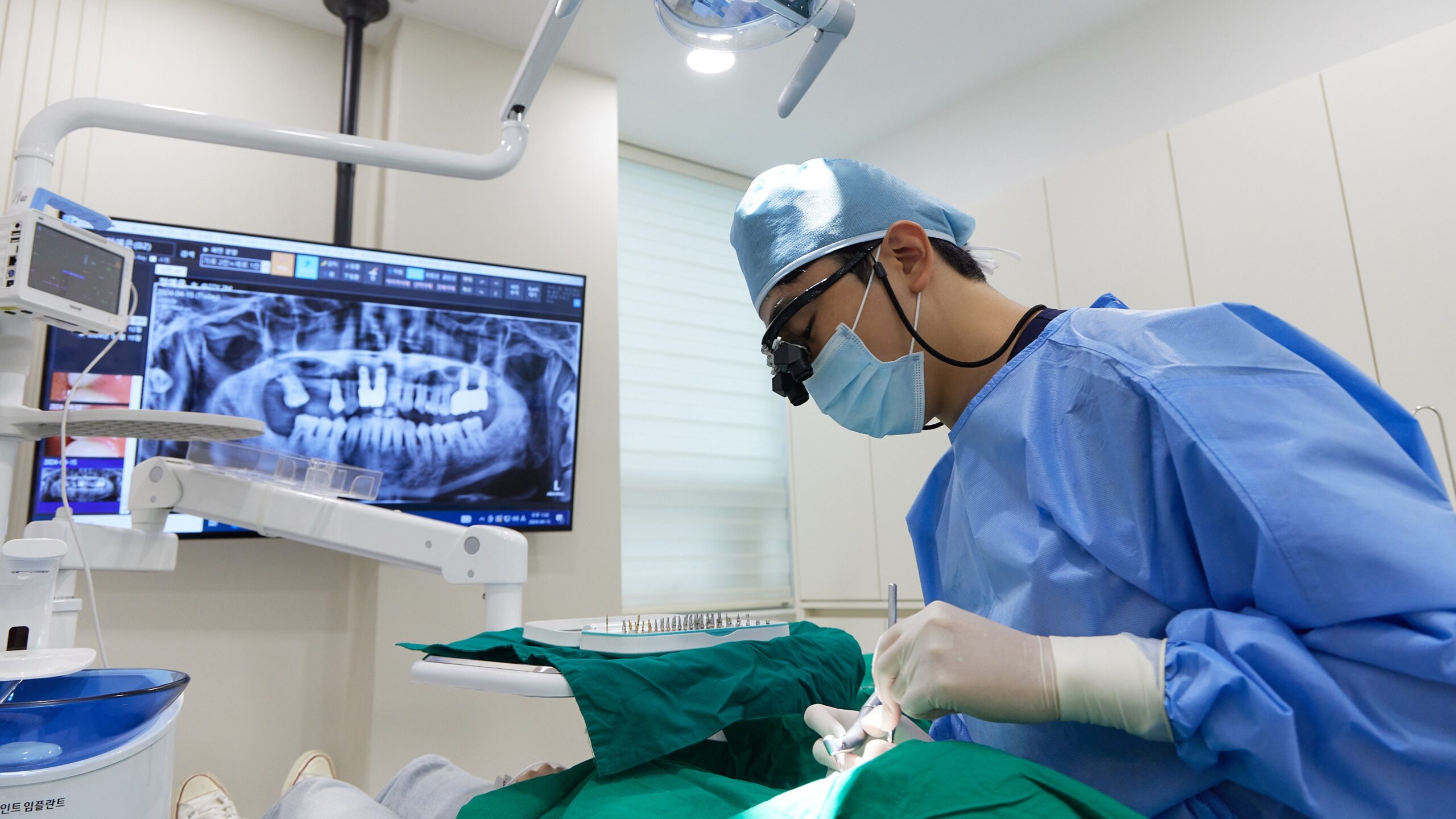임플란트 뼈이식 상악동거상술 시술